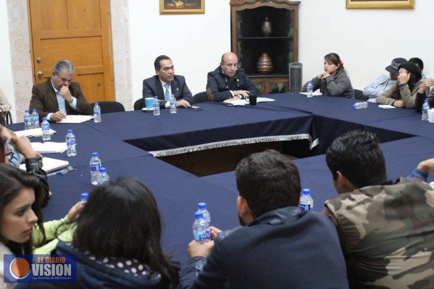 Se reúnen titular de Segob y SEE con normalistas