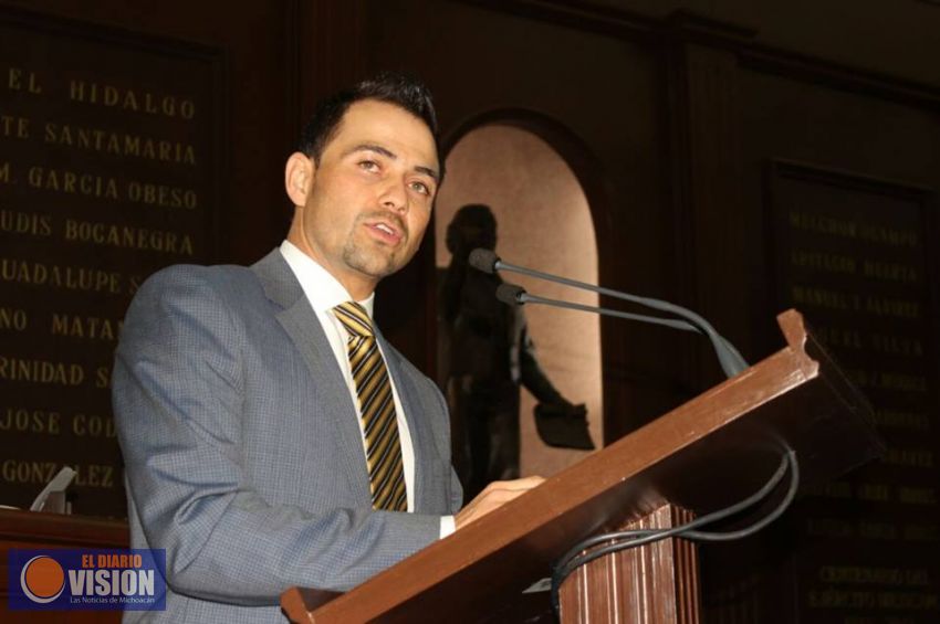 Presenta Manuel López iniciativa en favor de los trabajadores del estado y municipios