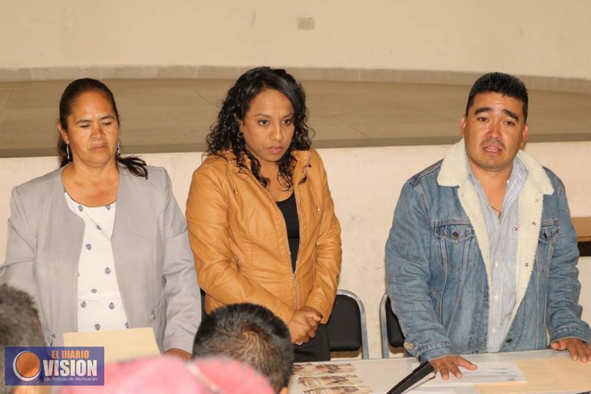 Edil de Coeneo entrega becas para discapacitados 