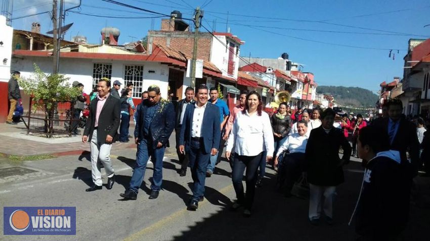 Realizan desfile cívico-deportivo en Paracho 