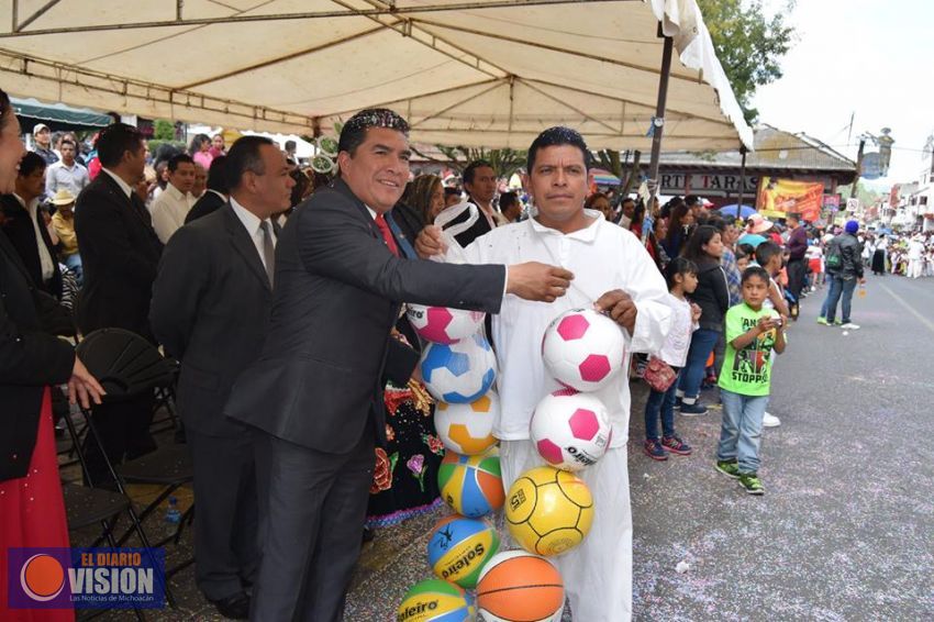 Paracho realizó su tradicional desfile del Aniversario del Inicio de la Revolución Mexicana