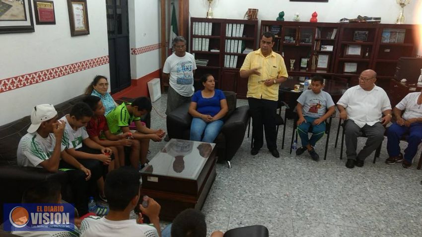 Elías Ibarra entrega apoyos al deporte