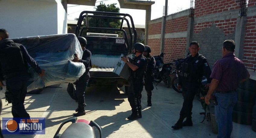 SSP entrega mobiliario a Comité Ciudadano de Tepalcatepec