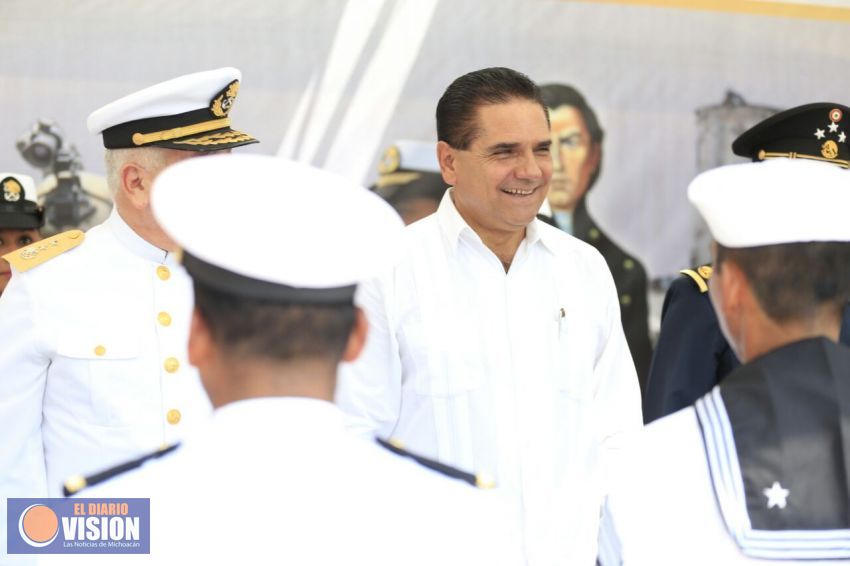 Encabeza Gobernador ceremonia de Día de la Armada en Puerto de Lázaro Cárdenas 