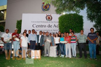 Comunidad nicolaita participa en el centro de acopio de víveres para Cherán