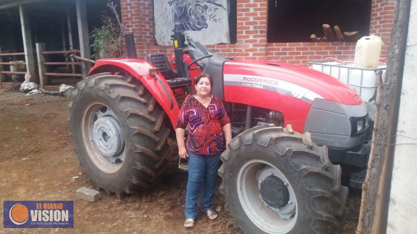 Avanza la entrega de tractores de Michoacán, A Toda Máquina  