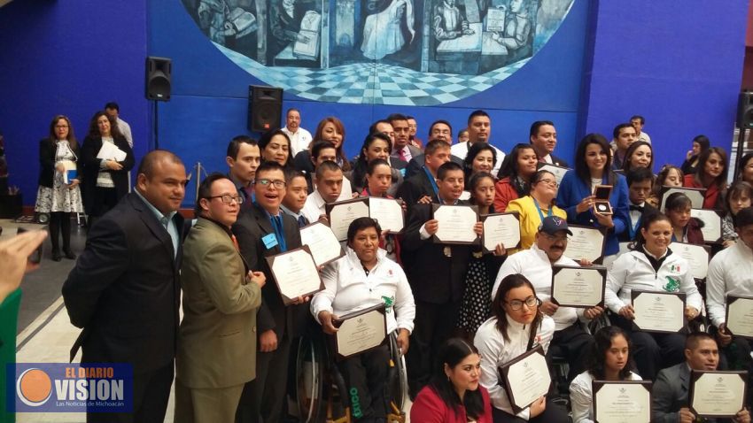 En el Congreso de la Unión reconocen a paratletas 