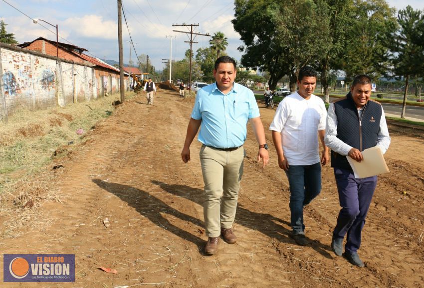 Desazolvan canal junto al Boulevard Industrial en Uruapan