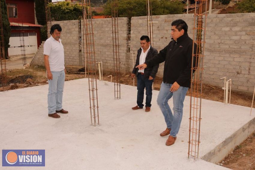 Supervisa alcalde de Coeneo construcción de viviendas en el municipio
