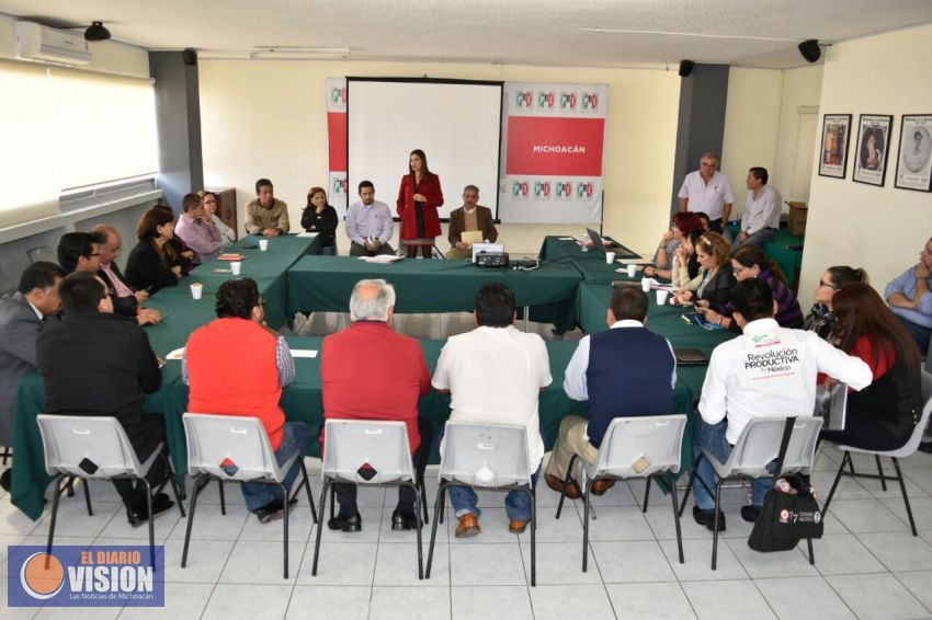 PRI capacita a Secretarios y Sectores en tema de redistritación 