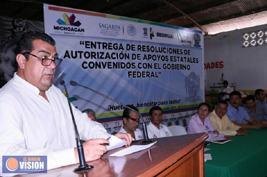 Entregan apoyos a productores ganaderos y agrícolas en Huetamo: Elías Ibarra