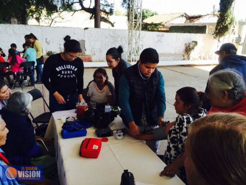 Estudiantes de Nocutzepo, Erongarícuaro, comparten con la población sus conocimientos