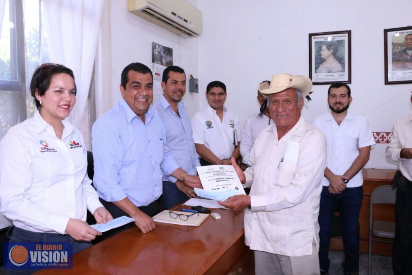 Entrega créditos Elías Ibarra para fortalecer economía familiar