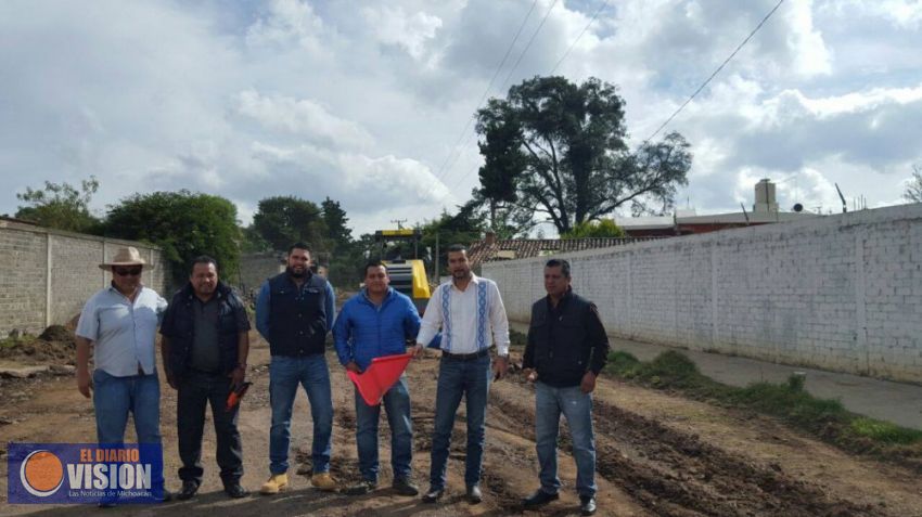Edil de Erongarícuaro inicia la reconstrucción de la carretera a San Miguel Nocutzepo 
