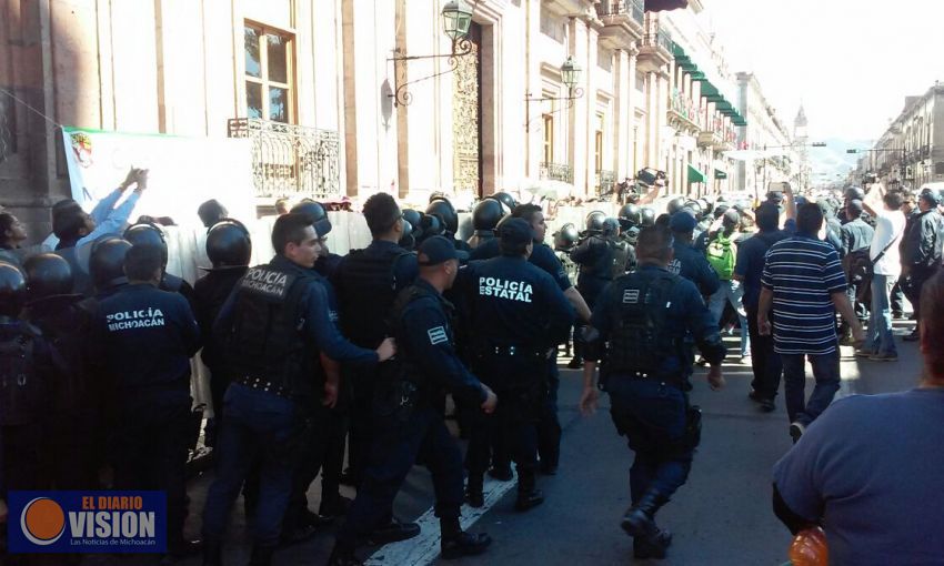 GOES desalojan a trabajadores de la Secretaria de Salud.