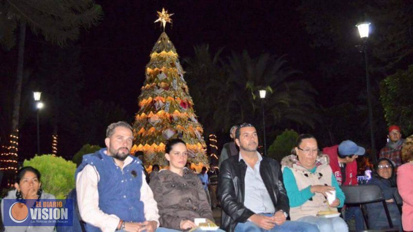 Encendieron el monumental árbol de Navidad en Erongarícuaro, contiene artesanías 
