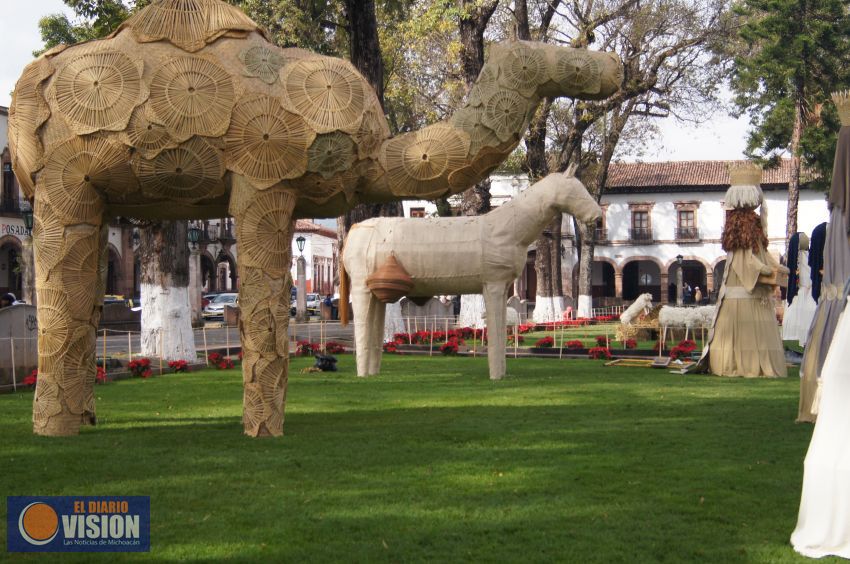 Confluyen artesanos de siete regiones de Michoacán en nacimiento monumental de Pátzcuaro