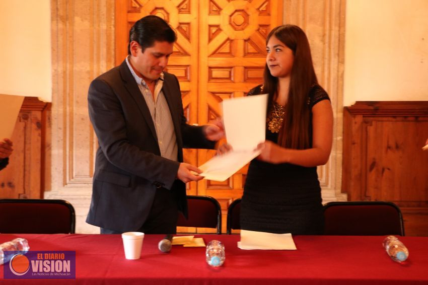 Ernesto Núñez Aguilar entrega premios a jóvenes ganadores del concurso 