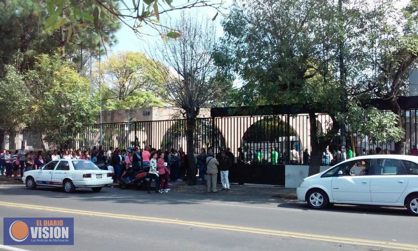 Madres de familia se manifiestan en la Secretaria de Finanzas 