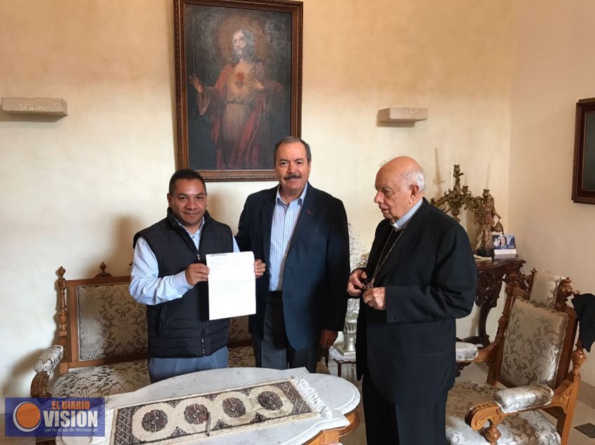 Dona Víctor Silva 150 mil pesos a Fundación Cáritas de Morelia 