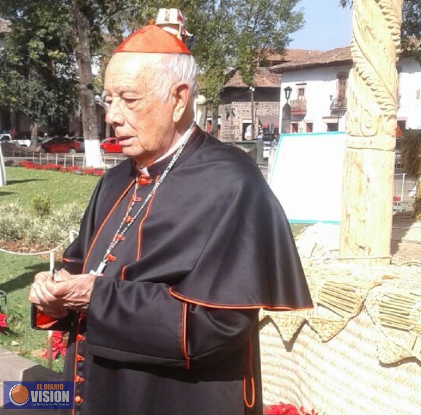 El Cardenal Suárez Inda visita nacimiento monumental en Pátzcuaro