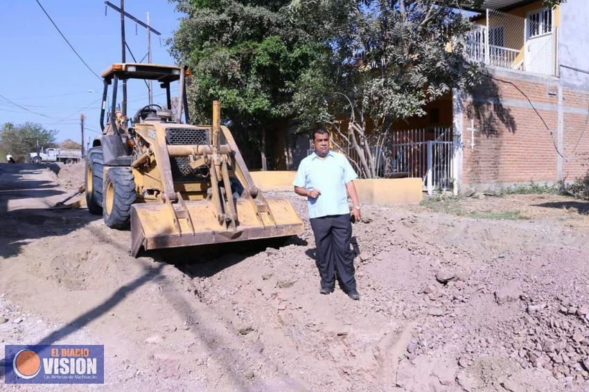 Avanza pavimentación de concreto hidráulico, en calles de Huetamo