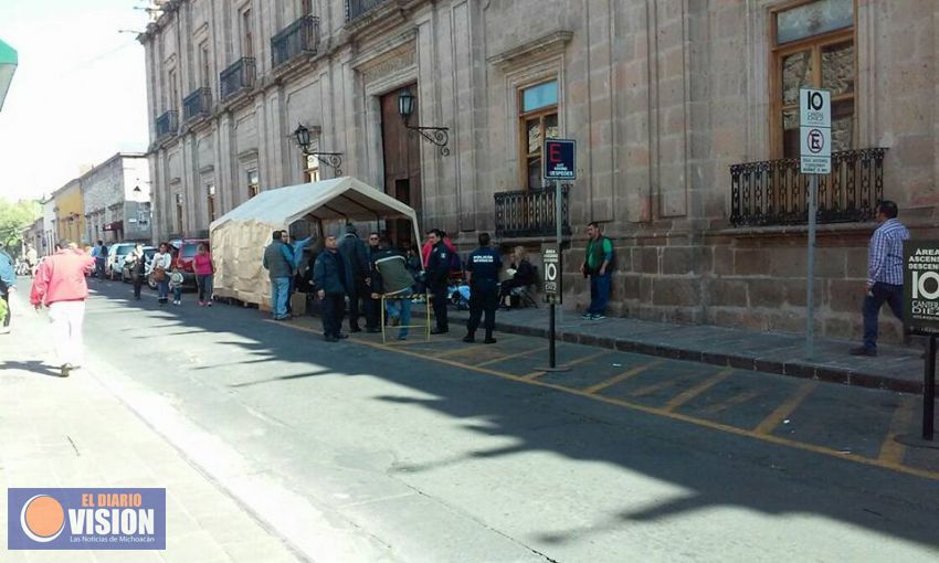 Paralizan actividades en Gobierno, Empleados demandan pagos pendientes
