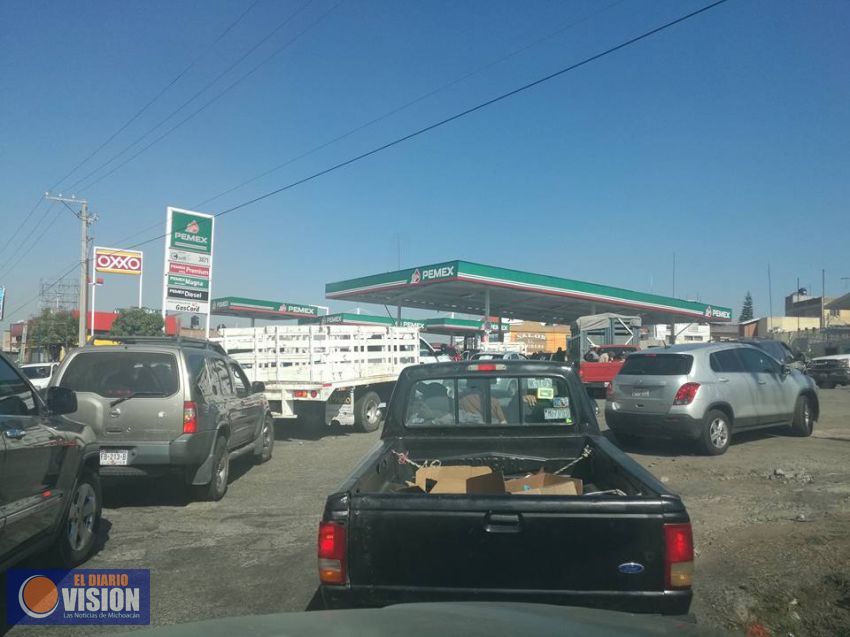 Desabasto de gasolina, colapsa la débil economía, en Michoacan