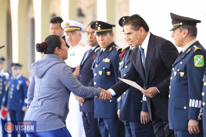 Entrega Silvano Aureoles recursos a deudos de militares caídos en cumplimiento de su deber