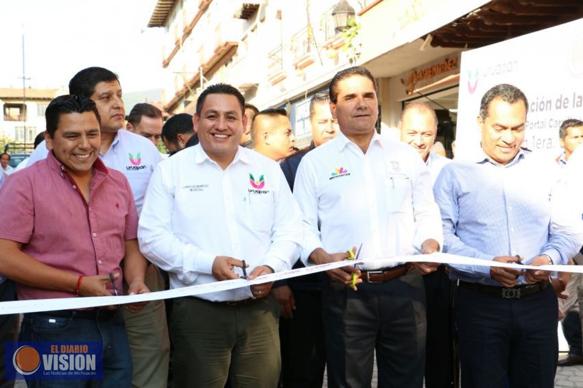 Entrega Gobernador enseres e inaugura obras en Uruapan