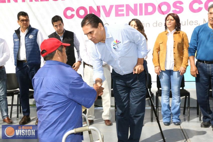 Entrega Gobernador tractores y diversos apoyos en Cojumatlán