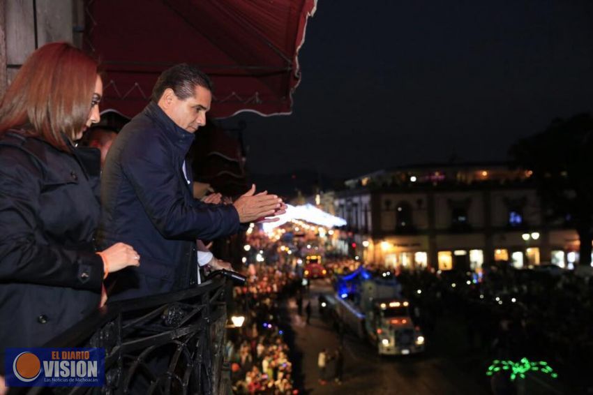Obsequia el Gobernador Silvano Aureoles, regalos a los niños michoacanos