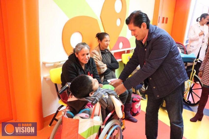 Ernesto Núñez lleva juguetes a niños del CRIT Teletón Morelia