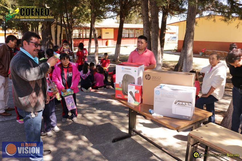 Edil de Coeneo entregó equipo de cómputo, impresoras y sonido a escuela de comunidad 