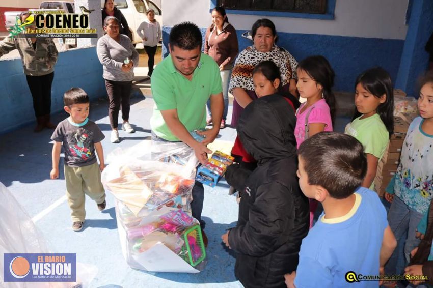 Edil de Coeneo entregó juguetes a niños de la comunidad de Matugeo
