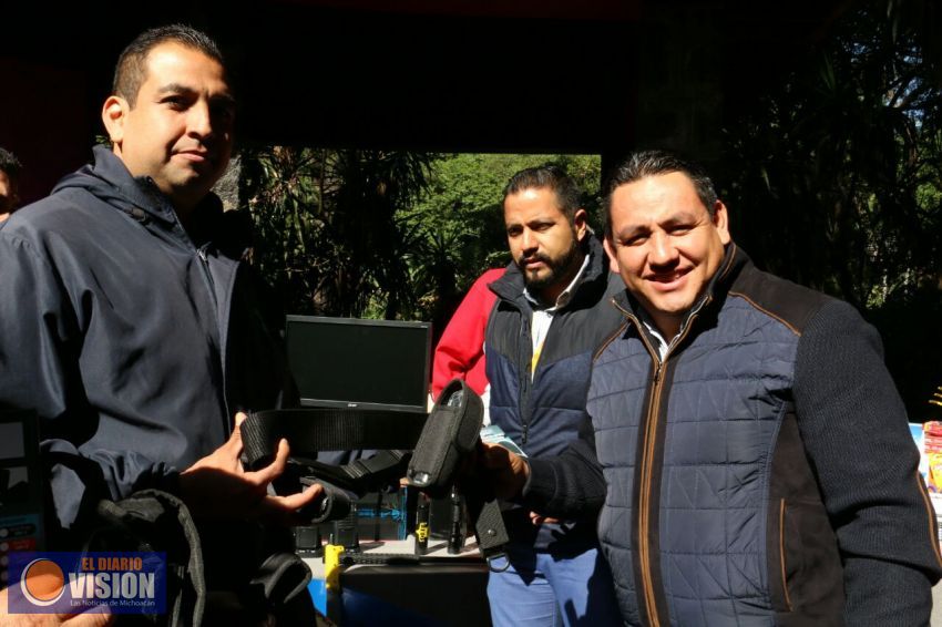Víctor Manríquez entrega equipo y herramientas de trabajo a empleados del Parque Nacional