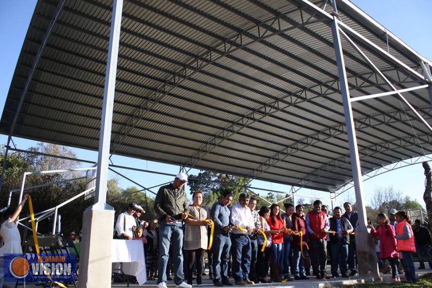 Entregan la construcción de una cancha de básquetbol techada en Santa Clara del Cobre 