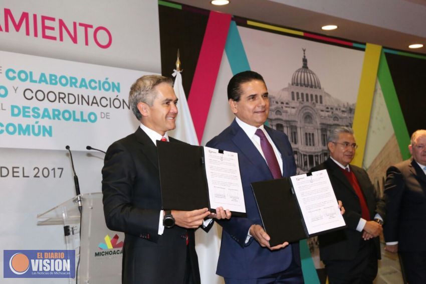 Firma Silvano Aureoles convenio de hermanamiento con la Ciudad de México  