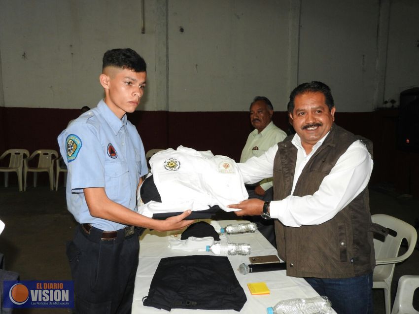 Entrega José Guadalupe Aguilera uniformes a elementos de Protección Civil de Tingambato