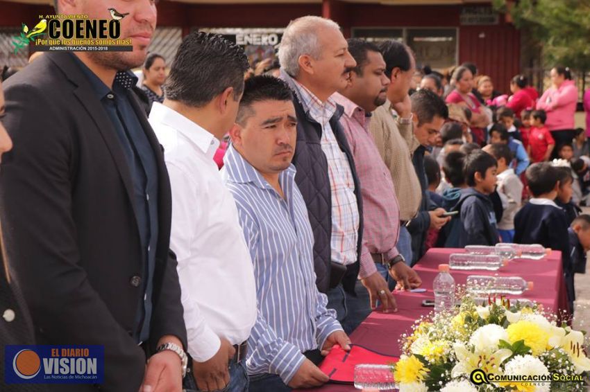 Alcalde asiste a entrega de uniformes escolares en Secundaria de Coeneo