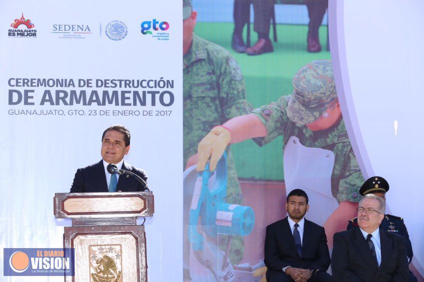Participa Silvano Aureoles en ceremonia de destrucción de armas decomisadas en Guanajuato y Qro