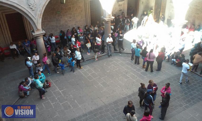 Ciudadanos de la OEIPF se manifiestan en Palacio Municipal.