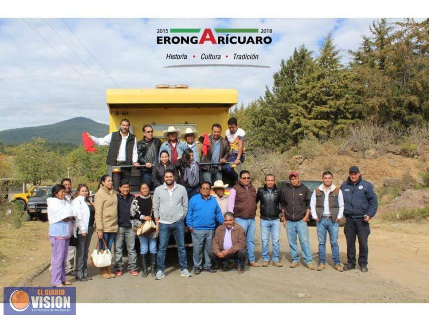  Adrian Melgoza da el banderazo de inicio a las obras de rehabilitación del camino carretero Uricho