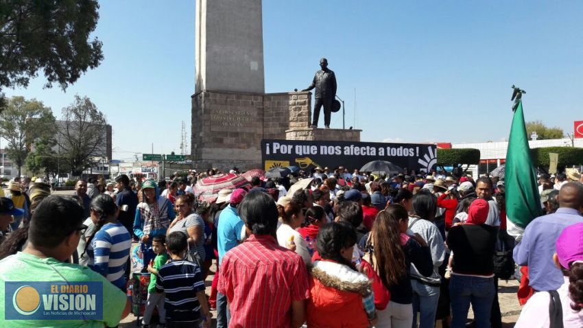 Miles de perredistas se manifiestan en Michoacán contra el gasolinazo 