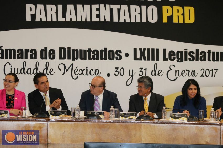 Conmina Silvano Aureoles a diputados federales a defender a migrantes