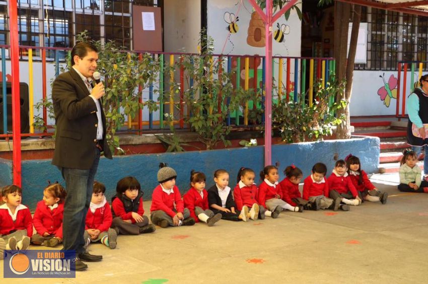 Ernesto Núñez dona lamina a preescolar  “Enrique Gonzales Vázquez”