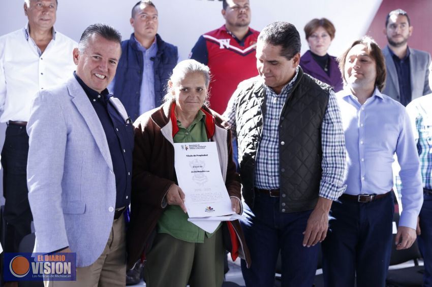 Entrega Gobernador escrituras gratuitas e inaugura ampliación de una empresa en Jiquilpan