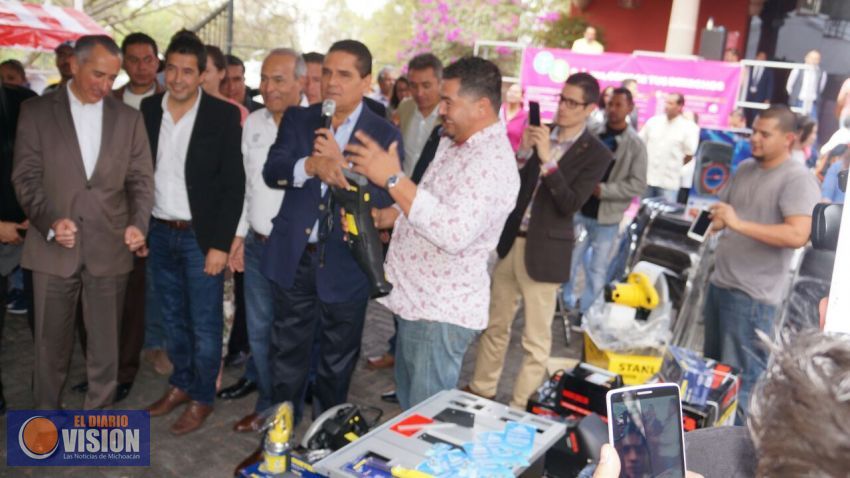 Silvano Aureoles Conejo entrega fondo de apoyo a Migrantes.