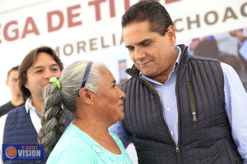 Silvano Aureoles da certeza jurídica a casi 400 familias de Morelia
