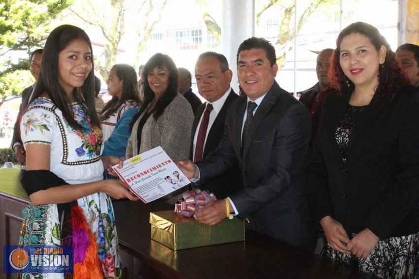 Realizan en Paracho acto conmemorativo al Centenario de la Constitución